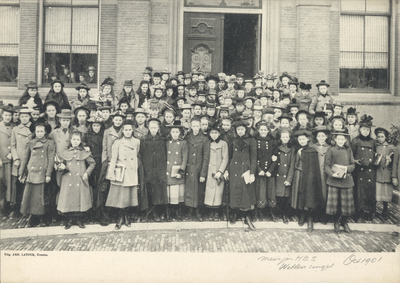 407222 Groepsportret van de leerlingen van de Gemeentelijke Hogere Burgerschool voor meisjes (Wittevrouwenkade 4) te Utrecht.